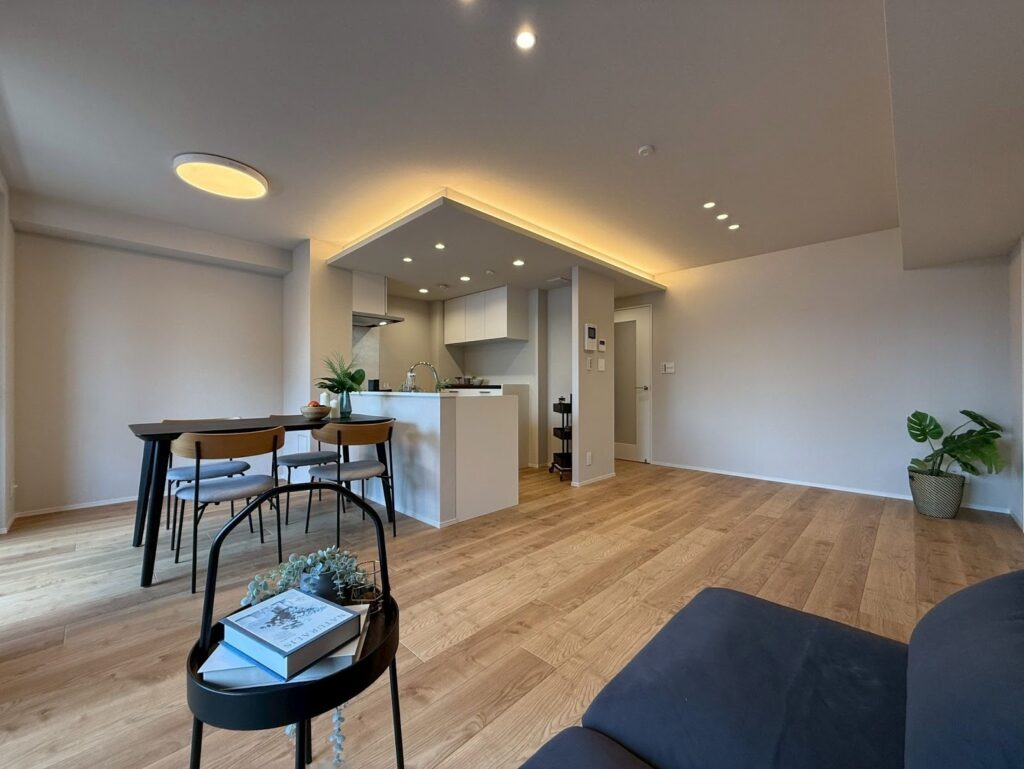 間接照明を仕込んで意図的なデザインに