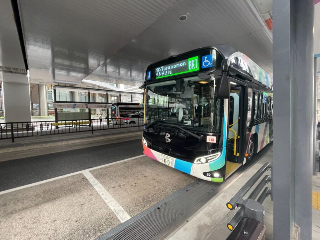 新橋駅に停車する東京BRTの車両