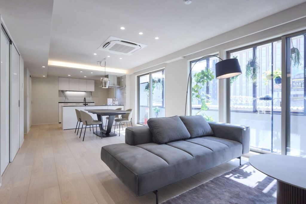 ベースカラーを淡いグレー系の色で統一