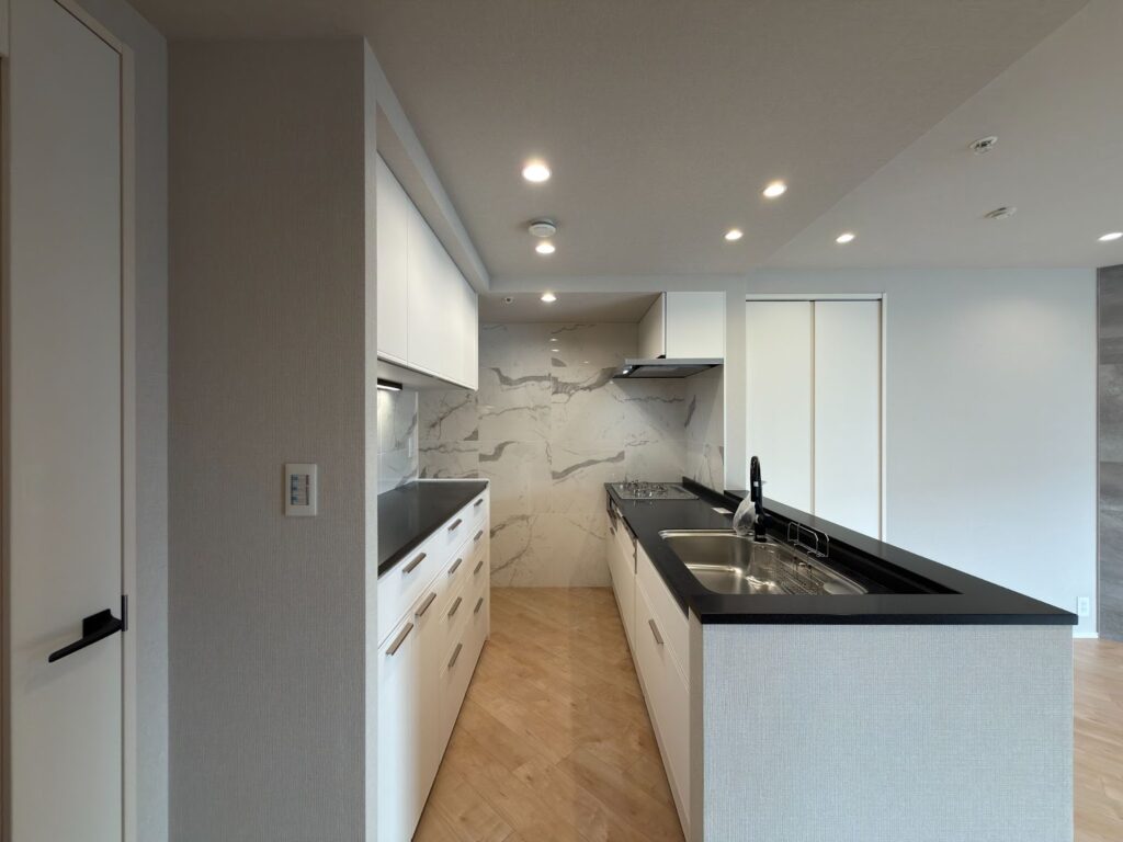 背面収納を充実させるカップボード