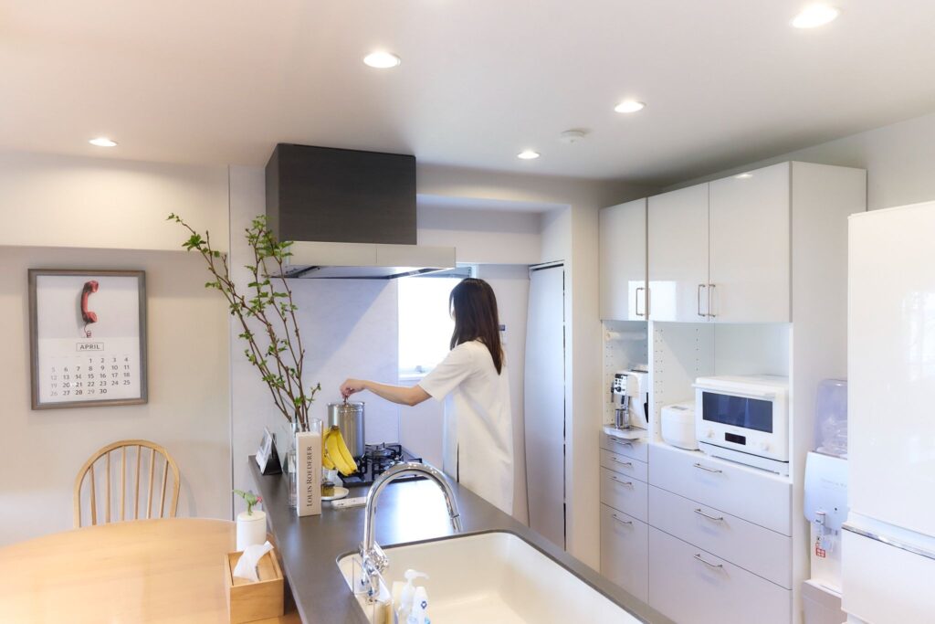 窓から光が差し込むキッチン