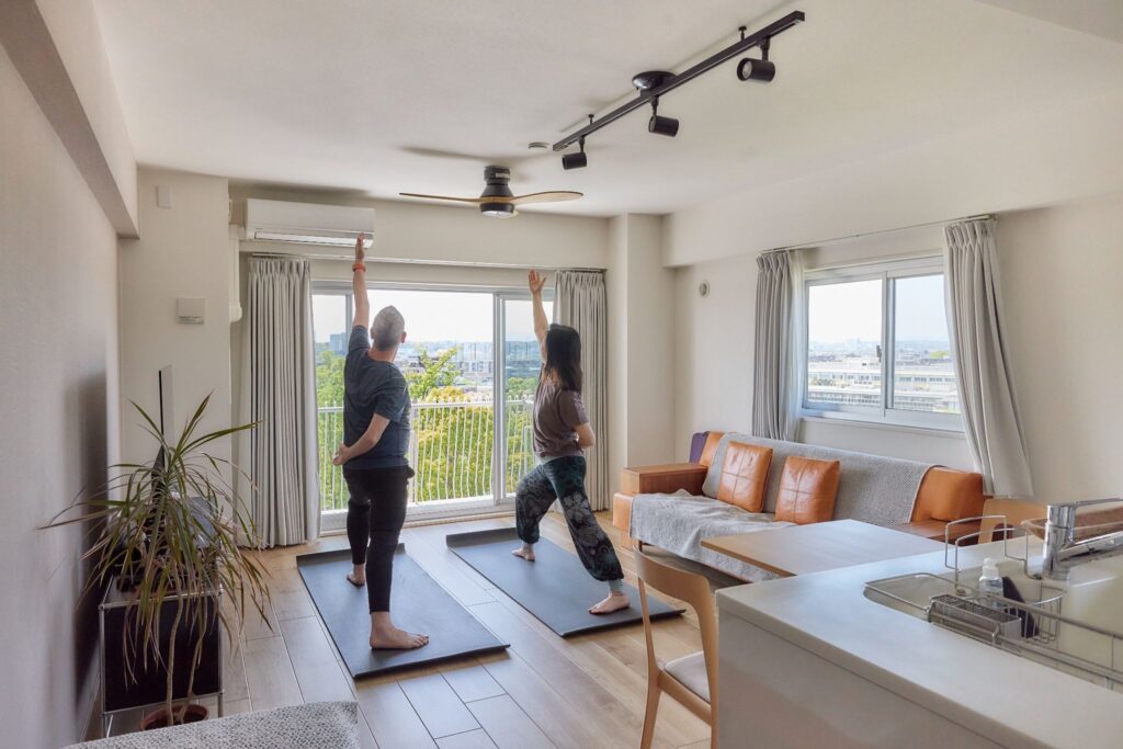 ヨガをするW夫妻