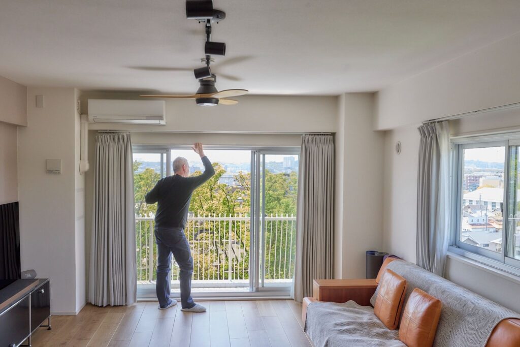 緑にあふれた窓からの景色