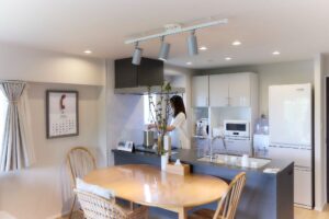 キッチンで料理をするA様